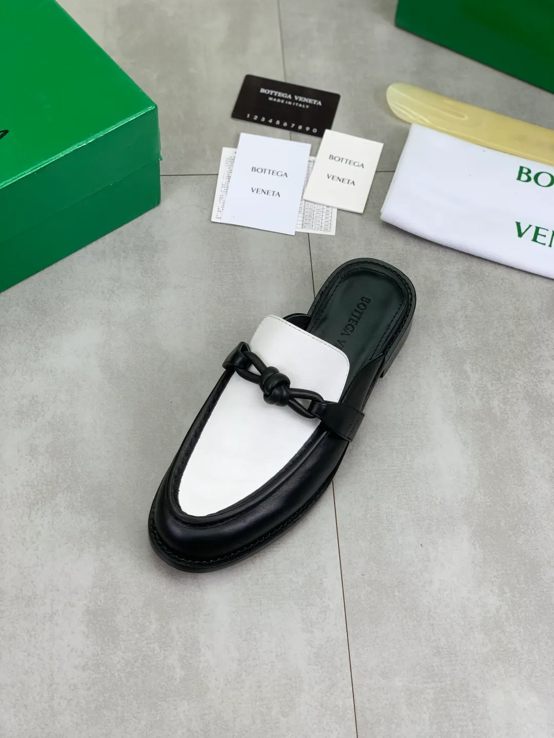 Men's shoes 💰P800 [New model] (genuine leather outsole) water-dyed cow lining 💰High-quality business couple half-slip leather shoes 💎💎💎 BOTTEGA VENETA official website synchronizes the latest top version of BV in the market, accepts material comparison, shoe type comparison, process comparison, practical and textured, versatile and suitable for any occasion, the more you look at it, the more flavorful it becomes. Purely hand-knitted craftsmanship - Upper material, calfskin imported from Italy 🇮🇹 - High-quality water-dyed cowhide lining - Original private model customized leather outsole -Size: Female 35-39 (40 ordered) Male 39-44 (38 45 can be customized) Color: Multiple colors available